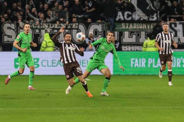 Soccer 1 Bundesliga, FC St Pauli Borussia Mönchengladbach, Hamburg, 01 11 2025 Mathias Pereira Lage Pauli, l
