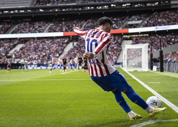 MADRID, SPAIN - OCTOBER 18: Álex Baena of Atletico Madrid takes a corner during the LaLiga EA Sports match between Atletico Madrid v Sevilla at the Estadio Civitas Metropolitano on November 1, 2025 in Madrid Spain (Photo by Ricardo Nogueira Sports Press Photo) Copyright: xRicardoxNogueirax Sportspressphoto_SPR54985