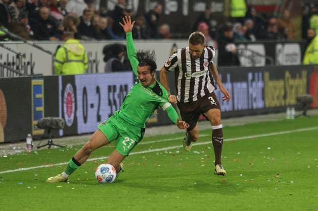 Soccer 1 Bundesliga, FC St Pauli Borussia Mönchengladbach, Hamburg, 01 11 2025 Rocci Reitz Mönchengladbach, l Karol Mets Pauli