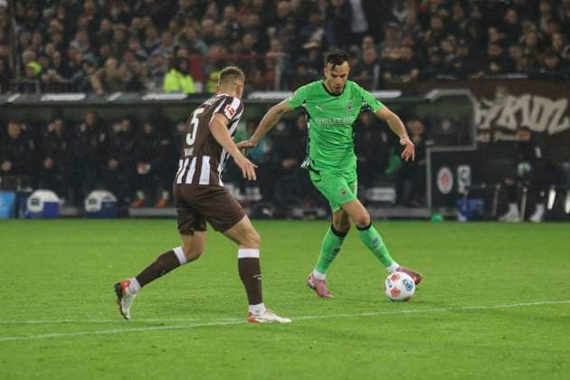 Soccer 1 Bundesliga, FC St Pauli Borussia Mönchengladbach, Hamburg, 01 11 2025 Hauke Wahl Pauli, l Haris Tabakovic Mönchengladbach