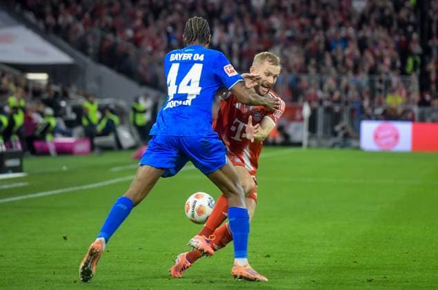 01 11 2025, xemx, Football 1 Bundesliga, FC Bayern Muenchen Bayer 04 Leverkusen v l Jeanuel Belocian Bayer 04 Leverkusen , Konrad Laimer FC Bayern Muenchen Zweikampf, Aktion, action, battle for the ball DFL DFB REGULATIONS PROHIBIT ANY USE OF PHOTOGRAPHS as IMAGE SEQUENCES and or QUASI VIDEO Muenchen