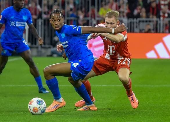 01 11 2025, xemx, Football 1 Bundesliga, FC Bayern Muenchen Bayer 04 Leverkusen v l Jeanuel Belocian Bayer 04 Leverkusen , Konrad Laimer FC Bayern Muenchen Zweikampf, Aktion, action, battle for the ball DFL DFB REGULATIONS PROHIBIT ANY USE OF PHOTOGRAPHS as IMAGE SEQUENCES and or QUASI VIDEO Muenchen