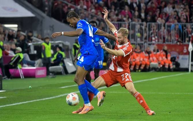 01 11 2025, xemx, Football 1 Bundesliga, FC Bayern Muenchen Bayer 04 Leverkusen v l Jeanuel Belocian Bayer 04 Leverkusen , Konrad Laimer FC Bayern Muenchen Zweikampf, Aktion, action, battle for the ball DFL DFB REGULATIONS PROHIBIT ANY USE OF PHOTOGRAPHS as IMAGE SEQUENCES and or QUASI VIDEO Muenchen