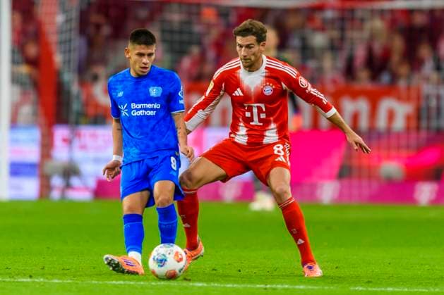 GER, DFB, FC Bayern Muenchen vs Bayer 04 Leverkusen 01 11 2025, Allianz Arena, Muenchen, GER, DFB, FC Bayern Muenchen vs Bayer 04 Leverkusen, in the picture Robert Andrich Leverkusen 8 in a duel against Leon Goretzka FCB 8 nordphotoxGmbHx xStraubmeier nph00004