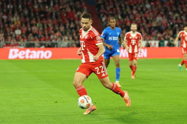 Raphael Guerreiro 22 FC Bayern Muenchen , FC Bayern Muenchen vs Bayer 04 Leverkusen, Soccer, 1 Bundesliga, 9 Matchday, 01 11 2025 DFB regulations prohibit any use of photographs as image sequences and or quasi video Muenchen Bayern Germany Copyright: xkolbert-press ChristianxKolbertx