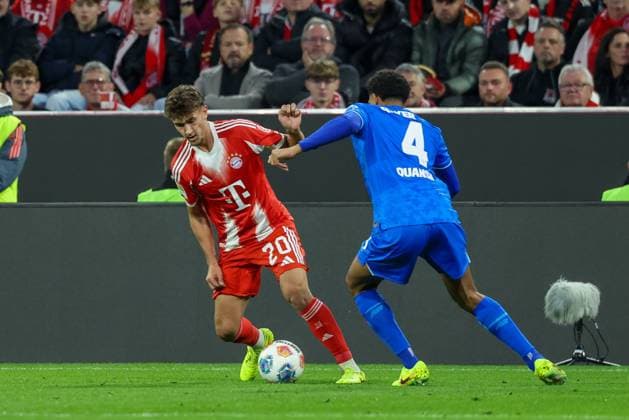 in duel, action, with Tom Bischof 20 FC Bayern Muenchen , Jarell Quansah 4 Bayer 04 Leverkusen , FC Bayern Muenchen vs Bayer 04 Leverkusen, Football, 1 Bundesliga, 9 Matchday, 01 11 2025 DFB regulations prohibit any use of photographs as image sequences and or quasi video Muenchen Bayern Germany Copyright: xkolbert-press ChristianxKolbertx