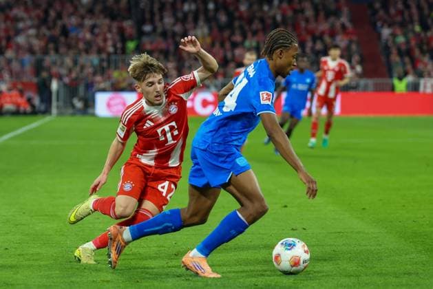in duel, action, with Lennart Karl 42 FC Bayern Muenchen , Jeanuel Belocian 44 Bayer 04 Leverkusen , FC Bayern Muenchen vs Bayer 04 Leverkusen, Soccer, 1 Bundesliga, 9 Matchday, 01 11 2025 DFB regulations prohibit any use of photographs as image sequences and or quasi video Muenchen Bayern Germany Copyright: xkolbert-press ChristianxKolbertx