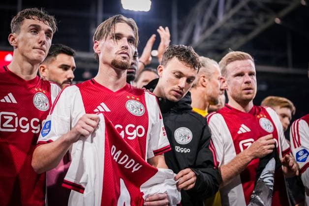 AMSTERDAM , 01-11-2025 , JohanCruyff Arena , season 2025 2026 , Dutch Eredivisie football , match between Ajax and sc Heerenveen , picture shows Ajax player Kenneth Taylor with shirt Paddy 4 ever after the match with the whole team Ajax - Heerenveen  x31797518x Copyright: