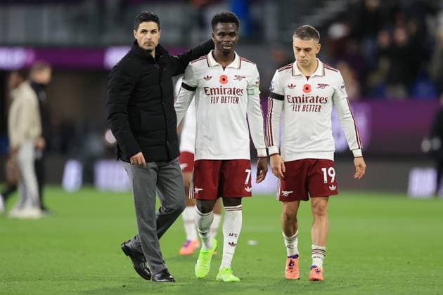 Fußball Premier League Burnley gegen Arsenal 1. November 2025 Premier League Burnley gegen Arsenal Arsenal-Trainer Mikel Arteta geht mit Bukayo Saka von Arsenal C und Leandro Trossard von Arsenal nach dem Spiel Foto Simon Stacpoole Abseits Burnley UK  Copyright: xSimonxStacpoolexOffside