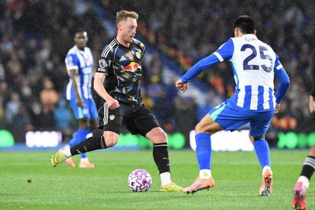 Brighton and Hove Albion v Leeds United Premier League 01 11 2025. Sean Longstaff Midfielder of Leeds United and Diego Gomez Midfielder of Brighton and Hove Albion in action during the Premier League match between Brighton and Hove Albion and Leeds United at the American Express Stadium, Brighton and Hove, England on 1 November 2025. Brighton and Hove American Express Stadium East Sussex England Editorial use only DataCo restrictions apply See www.football-dataco.com , Copyright: xJeffxMoodx PSI-23147-0068