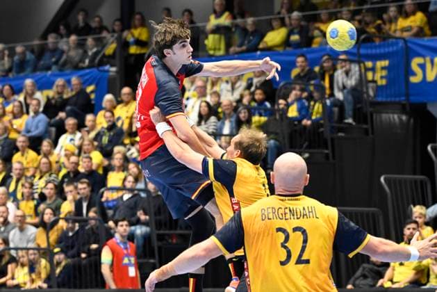 ESKILSTUNA, SWEDEN 20251101 Spain s Pablo Urdangarin de Borbon shoots during Saturday s international handball friendly match between Sweden and Spain at the Volvo CE arena in Eskilstuna ESKILSTUNA SWEDEN x10070x  Copyright: xJessicaxGow TTx HANDBALL SWEDEN-SPAIN