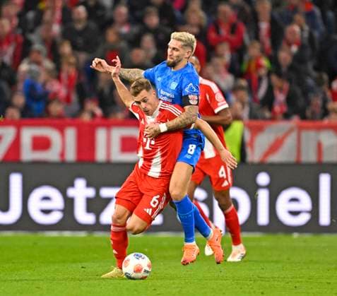 01 11 2025, Soccer Bundesliga 2025 2026, Matchday 9, FC Bayern Munich Bayer Leverkusen, in the Allianz Arena Munich, v l Joshua Kimmich FC Bayern Munich vs Robert Andrich Leverkusen DFL and DFB regulations prohibit any use of photographs as image sequences and or quasi video