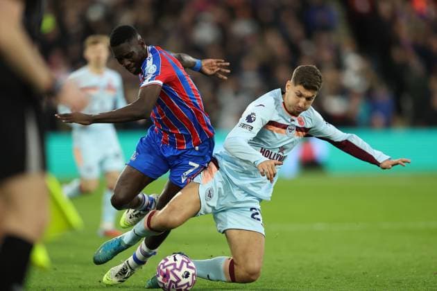 1st November 2025; Selhurst Park, Selhurst, London, England; Premier League Football, Crystal Palace versus Brentford; Ismaila Sarr of Crystal Palace and Vitaly Janelt of Brentford tussle for the ball  KatiexChan