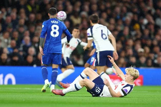 London, England, 1st November 2025. Lucas Bergvall of Tottenham Hotspur falls to the floor after seeming to look unsteady on his feet during the Tottenham Hotspur vs Chelsea Premier League match at the Tottenham Hotspur Stadium, London. Picture credit should read: Paul Terry Sportimage EDITORIAL USE ONLY. No use with unauthorised audio, video, data, fixture lists, club league logos or live services. Online in-match use limited to 120 images, no video emulation. No use in betting, games or single club league player publications. SPI_016_PT_Tottenham_Chelsea SPI-4252-0016