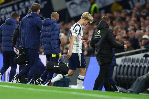London, England, 1st November 2025. Lucas Bergvall of Tottenham Hotspur reluctantly leaves after seeming to look unsteady on his feet and later being substituted during the Tottenham Hotspur vs Chelsea Premier League match at the Tottenham Hotspur Stadium, London. Picture credit should read: Paul Terry Sportimage EDITORIAL USE ONLY. No use with unauthorised audio, video, data, fixture lists, club league logos or live services. Online in-match use limited to 120 images, no video emulation. No use in betting, games or single club league player publications. SPI_022_PT_Tottenham_Chelsea SPI-4252-0022