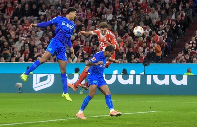 01 11 2025, xemx, Football 1 Bundesliga, FC Bayern Muenchen Bayer 04 Leverkusen v l Jarell Quansah Bayer 04 Leverkusen , Leon Goretzka FC Bayern Muenchen , Edmond Tapsoba Bayer 04 Leverkusen Zweikampf, Aktion, action, battle for the ball DFL DFB REGULATIONS PROHIBIT ANY USE OF PHOTOGRAPHS as IMAGE SEQUENCES and or QUASI VIDEO Muenchen