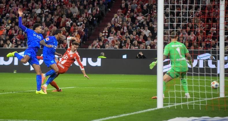 01 11 2025, xemx, Football 1 Bundesliga, FC Bayern Muenchen Bayer 04 Leverkusen v l Jarell Quansah Bayer 04 Leverkusen , Edmond Tapsoba Bayer 04 Leverkusen , Leon Goretzka FC Bayern Muenchen , Mark Flekken Bayer 04 Leverkusen Zweikampf, Aktion, action, battle for the ball DFL DFB REGULATIONS PROHIBIT ANY USE OF PHOTOGRAPHS as IMAGE SEQUENCES and or QUASI VIDEO Muenchen