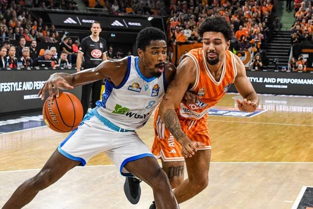 GER, BBL, ratiopharm Ulm vs Skyliners Frankfurt 01 11 2025, ratiopharm arena, Neu Ulm, GER, BBL, ratiopharm Ulm vs Skyliners Frankfurt, pictured William Christmas Fraport, 8 , Len Schoormann Ulm, 1 nordphotoxGmbHx xHafner nph00200