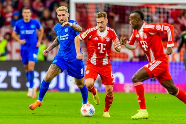 GER, DFB, FC Bayern Muenchen vs Bayer 04 Leverkusen 01 11 2025, Allianz Arena, Muenchen, GER, DFB, FC Bayern Muenchen vs Bayer 04 Leverkusen, in the picture Robert Andrich Leverkusen 8 in a duel against Joshua Kimmich FCB 6 with Nicolas Jackson FCB 11 nordphotoxGmbHx xStraubmeier nph00004
