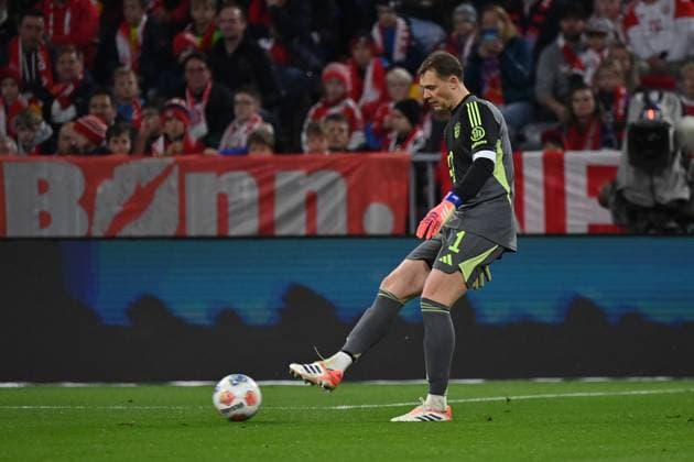 01 11 2025, xjrdrx, Soccer 1 Bundesliga, FC Bayern Muenchen Bayer 04 Leverkusen v l Manuel Neuer FC Bayern Muenchen DFL DFB REGULATIONS PROHIBIT ANY USE OF PHOTOGRAPHS as IMAGE SEQUENCES and or QUASI VIDEO Muenchen