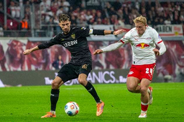 GER, Leipzig, Football, DFL Bundesliga, Matchday 9, RB Leipzig vs VFB Stuttgart v l Atakan Karazor VFB Stuttgart 16 , Xaver Schlager RB Leipzig 24 , duel 01 11 2025, Red Bull Arena Leipzig DFL DFB REGULATIONS PROHIBIT ANY USE OF PHOTOGRAPHS AS IMAGE SEQUENCES AND OR QUASI VIDEO, Copyright: HMBxMedia PaulxFritz