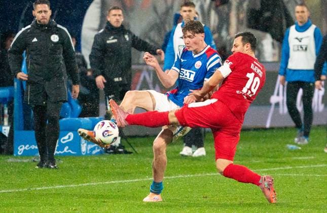 1 11 2025, Soccer, GER, Men, 3 League, DFL, Matchday 13, FC Hansa Rostock SC Verl Niko Kijewski SC Verl, right vs Ryan Don Naderi FC Hansa Rostock, left Rostock Ostseestadion Mecklenburg Vorpommern Germany