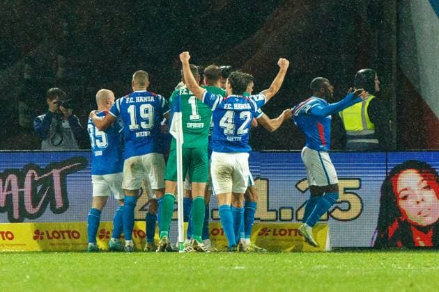 Cheers and joy at the late 2 2 equalizer right goalscorer Christian Kinsombi Rostock GER, FC Hansa Rostock vs SC Verl, Football, Men, 3 League, Matchday 13, Season 2025 2026, 01 11 2025 Rostock Ostseestadion Mecklenburg Vorpommern Germany