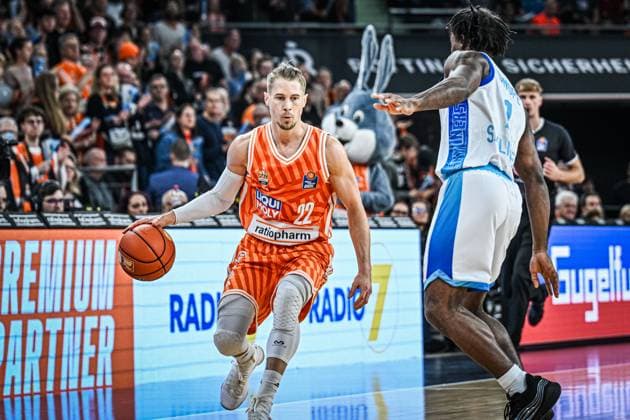 Neu Ulm, Deutschland, 01.11.25: Thomas Klepeisz (ratiopharm ulm) im Zweikampf waehrend des Basketball Bundesliga Spiels zwischen ratiopharm ulm vs Frankfurt Skyliners in der ratiopharm Arena am 01. November 2025 in Neu Ulm, Deutschland. (Foto von Harry Langer DeFodi Images) ratiopharm Arena, Germany, 01.11.25: Thomas Klepeisz (ratiopharm ulm) battle for the ball during the Basketball Bundesliga match between ratiopharm ulm vs Frankfurt Skyliners at Neu Ulm on November 1, 2025 in ratiopharm Arena, Germany. (Photo by Harry Langer DeFodi Images) (Photo by Harry Langer DeFodi Images) Neu Ulm, Germany, 01 11 25 Thomas Klepeisz ratiopharm ulm battle for the ball during the Basketball Bundesliga match between ratiopharm ulm vs Frankfurt Skyliners at ratiopharm Arena on November 01, 2025 in Neu Ulm, Germany Photo by Harry Langer DeFodi Images ratiopharm Arena, Germany, 01 11 25 Thomas Klepeisz ratiopharm ulm battle for the ball during the Basketball Bundesliga match between ratiopharm ulm vs Frankfurt Skyliners at Neu Ulm on November 1, 2025 in ratiopharm Arena, Germany Photo by Harry Langer DeFodi Images Photo by Harry Langer DeFodi Images