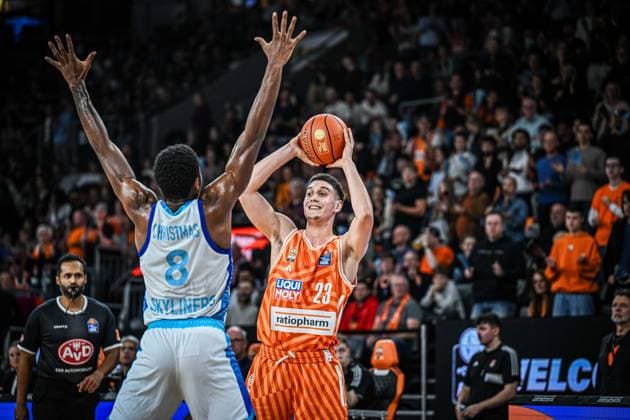 Neu Ulm, Deutschland, 01.11.25: William Christmas (Skyliners) und Diego Garavaglia (ratiopharm ulm) im Zweikampf waehrend des Basketball Bundesliga Spiels zwischen ratiopharm ulm vs Frankfurt Skyliners in der ratiopharm Arena am 01. November 2025 in Neu Ulm, Deutschland. (Foto von Harry Langer DeFodi Images) ratiopharm Arena, Germany, 01.11.25: William Christmas (Skyliners) und Diego Garavaglia (ratiopharm ulm) battle for the ball during the Basketball Bundesliga match between ratiopharm ulm vs Frankfurt Skyliners at Neu Ulm on November 1, 2025 in ratiopharm Arena, Germany. (Photo by Harry Langer DeFodi Images) (Photo by Harry Langer DeFodi Images) Neu Ulm, Germany, 01 11 25 William Christmas Skyliners and Diego Garavaglia ratiopharm ulm battle for the ball during the Basketball Bundesliga match between ratiopharm ulm vs Frankfurt Skyliners at ratiopharm Arena on 01 November 2025 in Neu Ulm, Germany Photo by Harry Langer DeFodi Images ratiopharm Arena, Germany, 01 11 25 William Christmas Skyliners and Diego Garavaglia ratiopharm ulm battle for the ball during the Basketball Bundesliga match between ratiopharm ulm vs Frankfurt Skyliners at Neu Ulm on November 1, 2025 in ratiopharm Arena, Germany Photo by Harry Langer DeFodi Images Photo by Harry Langer DeFodi Images