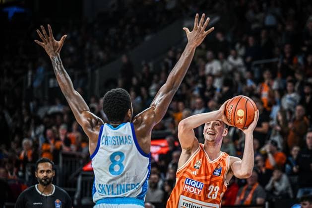 Neu Ulm, Deutschland, 01.11.25: William Christmas (Skyliners) und Diego Garavaglia (ratiopharm ulm) im Zweikampf waehrend des Basketball Bundesliga Spiels zwischen ratiopharm ulm vs Frankfurt Skyliners in der ratiopharm Arena am 01. November 2025 in Neu Ulm, Deutschland. (Foto von Harry Langer DeFodi Images) ratiopharm Arena, Germany, 01.11.25: William Christmas (Skyliners) und Diego Garavaglia (ratiopharm ulm) battle for the ball during the Basketball Bundesliga match between ratiopharm ulm vs Frankfurt Skyliners at Neu Ulm on November 1, 2025 in ratiopharm Arena, Germany. (Photo by Harry Langer DeFodi Images) (Photo by Harry Langer DeFodi Images) Neu Ulm, Germany, 01 11 25 William Christmas Skyliners and Diego Garavaglia ratiopharm ulm battle for the ball during the Basketball Bundesliga match between ratiopharm ulm vs Frankfurt Skyliners at ratiopharm Arena on 01 November 2025 in Neu Ulm, Germany Photo by Harry Langer DeFodi Images ratiopharm Arena, Germany, 01 11 25 William Christmas Skyliners and Diego Garavaglia ratiopharm ulm battle for the ball during the Basketball Bundesliga match between ratiopharm ulm vs Frankfurt Skyliners at Neu Ulm on November 1, 2025 in ratiopharm Arena, Germany Photo by Harry Langer DeFodi Images Photo by Harry Langer DeFodi Images