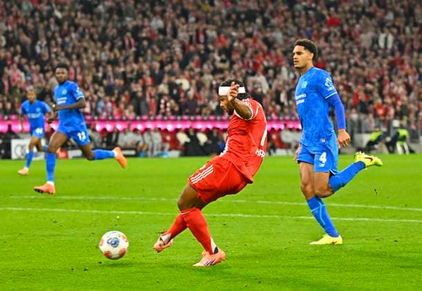 01 11 2025, Soccer Bundesliga 2025 2026, 9 Matchday, FC Bayern Munich Bayer Leverkusen, in the Allianz Arena Munich, Serge Gnabry FC Bayern Munich scores to 1 0 DFL and DFB regulations prohibit any use of photographs as image sequences and or quasi video
