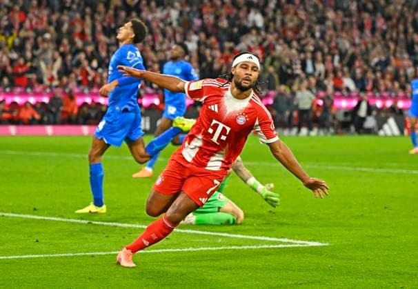 01 11 2025, Soccer Bundesliga 2025 2026, 9 Matchday, FC Bayern Munich Bayer Leverkusen, in the Allianz Arena Munich, Serge Gnabry FC Bayern Munich cheers DFL and DFB regulations prohibit any use of photographs as image sequences and or quasi video