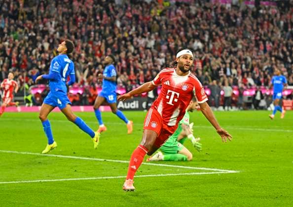 01 11 2025, Soccer Bundesliga 2025 2026, 9 Matchday, FC Bayern Munich Bayer Leverkusen, in the Allianz Arena Munich, Serge Gnabry FC Bayern Munich cheers DFL and DFB regulations prohibit any use of photographs as image sequences and or quasi video