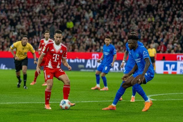 Raphael Guerreiro FC Bayern Muenchen, 22 , Edmond Tapsoba Bayer 04 Leverkusen, 12 , GER, FC Bayern Muenchen vs Bayer 04 Leverkusen, Football, Bundesliga, 09 Matchday, Season 2025 2026, 01 11 2025, DFL DFB REGULATES PROHIBIT ANY USE OF PHOTOGRAPHS AS IMAGE SEQUENCES AND OR QUASI VIDEO, GER, FC Bayern Muenchen vs Bayer 04 Leverkusen, Football, Bundesliga, 09 Matchday, Season 2025 2026, 01 11 2025 Muenchen Copyright: xEibner-Pressefotox EP_EER