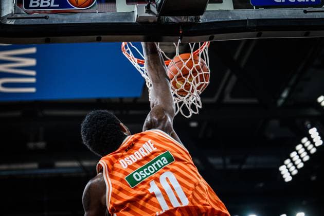 Neu Ulm, Deutschland, 01.11.25: Malik Osborne (ratiopharm ulm) in Aktion, am Ball, Einzelaktion waehrend des Basketball Bundesliga Spiels zwischen ratiopharm ulm vs Frankfurt Skyliners in der ratiopharm Arena am 01. November 2025 in Neu Ulm, Deutschland. (Foto von Harry Langer DeFodi Images) ratiopharm Arena, Germany, 01.11.25: Malik Osborne (ratiopharm ulm) controls the Ball during the Basketball Bundesliga match between ratiopharm ulm vs Frankfurt Skyliners at Neu Ulm on November 1, 2025 in ratiopharm Arena, Germany. (Photo by Harry Langer DeFodi Images) (Photo by Harry Langer DeFodi Images) Neu Ulm, Germany, 01 11 25 Malik Osborne ratiopharm ulm in action, on the ball, single action during the Basketball Bundesliga match between ratiopharm ulm vs Frankfurt Skyliners at ratiopharm Arena on November 01, 2025 in Neu Ulm, Germany Photo by Harry Langer DeFodi Images ratiopharm Arena, Germany, 01 11 25 Malik Osborne ratiopharm ulm controls the Ball during the Basketball Bundesliga match between ratiopharm ulm vs Frankfurt Skyliners at Neu Ulm on November 1, 2025 in ratiopharm Arena, Germany Photo by Harry Langer DeFodi Images Photo by Harry Langer DeFodi Images