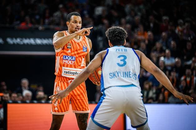 Neu Ulm, Deutschland, 01.11.25: Nelson Weidemann (ratiopharm ulm) und Garai Zeeb (Skyliners) im Zweikampf waehrend des Basketball Bundesliga Spiels zwischen ratiopharm ulm vs Frankfurt Skyliners in der ratiopharm Arena am 01. November 2025 in Neu Ulm, Deutschland. (Foto von Harry Langer DeFodi Images) ratiopharm Arena, Germany, 01.11.25: Nelson Weidemann (ratiopharm ulm) und Garai Zeeb (Skyliners) battle for the ball during the Basketball Bundesliga match between ratiopharm ulm vs Frankfurt Skyliners at Neu Ulm on November 1, 2025 in ratiopharm Arena, Germany. (Photo by Harry Langer DeFodi Images) (Photo by Harry Langer DeFodi Images) Neu Ulm, Germany, 01 11 25 Nelson Weidemann ratiopharm ulm and Garai Zeeb Skyliners battle for the ball during the Basketball Bundesliga match between ratiopharm ulm vs Frankfurt Skyliners at the ratiopharm Arena on November 01, 2025 in Neu Ulm, Germany Photo by Harry Langer DeFodi Images ratiopharm Arena, Germany, 01 11 25 Nelson Weidemann ratiopharm ulm and Garai Zeeb Skyliners battle for the ball during the Basketball Bundesliga match between ratiopharm ulm vs Frankfurt Skyliners at Neu Ulm on November 1, 2025 in ratiopharm Arena, Germany Photo by Harry Langer DeFodi Images Photo by Harry Langer DeFodi Images