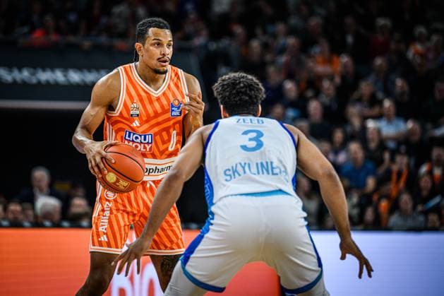 Neu Ulm, Deutschland, 01.11.25: Nelson Weidemann (ratiopharm ulm) und Garai Zeeb (Skyliners) im Zweikampf waehrend des Basketball Bundesliga Spiels zwischen ratiopharm ulm vs Frankfurt Skyliners in der ratiopharm Arena am 01. November 2025 in Neu Ulm, Deutschland. (Foto von Harry Langer DeFodi Images) ratiopharm Arena, Germany, 01.11.25: Nelson Weidemann (ratiopharm ulm) und Garai Zeeb (Skyliners) battle for the ball during the Basketball Bundesliga match between ratiopharm ulm vs Frankfurt Skyliners at Neu Ulm on November 1, 2025 in ratiopharm Arena, Germany. (Photo by Harry Langer DeFodi Images) (Photo by Harry Langer DeFodi Images) Neu Ulm, Germany, 01 11 25 Nelson Weidemann ratiopharm ulm and Garai Zeeb Skyliners battle for the ball during the Basketball Bundesliga match between ratiopharm ulm vs Frankfurt Skyliners at the ratiopharm Arena on November 01, 2025 in Neu Ulm, Germany Photo by Harry Langer DeFodi Images ratiopharm Arena, Germany, 01 11 25 Nelson Weidemann ratiopharm ulm and Garai Zeeb Skyliners battle for the ball during the Basketball Bundesliga match between ratiopharm ulm vs Frankfurt Skyliners at Neu Ulm on November 1, 2025 in ratiopharm Arena, Germany Photo by Harry Langer DeFodi Images Photo by Harry Langer DeFodi Images