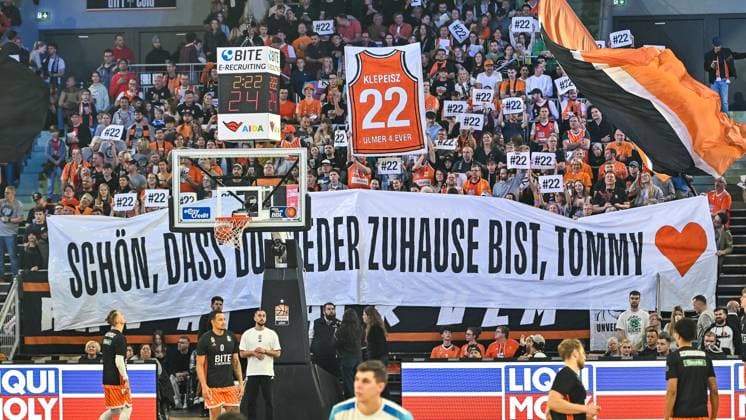 GER, BBL, ratiopharm Ulm vs Skyliners Frankfurt 01 11 2025, ratiopharm arena, Neu Ulm, GER, BBL, ratiopharm Ulm vs Skyliners Frankfurt, in the picture welcome banner for Thomas Klepeisz Ulm, 22 nordphotoxGmbHx xHafner nph00200