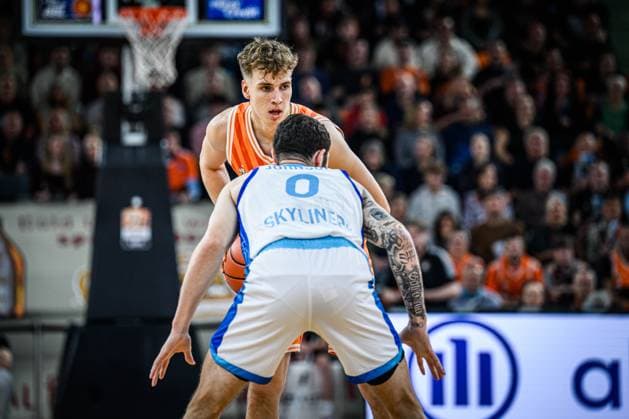 Neu Ulm, Deutschland, 01.11.25: Tobias Jensen (ratiopharm ulm) und Logan Johnson (Skyliners) im Zweikampf waehrend des Basketball Bundesliga Spiels zwischen ratiopharm ulm vs Frankfurt Skyliners in der ratiopharm Arena am 01. November 2025 in Neu Ulm, Deutschland. (Foto von Harry Langer DeFodi Images) ratiopharm Arena, Germany, 01.11.25: Tobias Jensen (ratiopharm ulm) und Logan Johnson (Skyliners) battle for the ball during the Basketball Bundesliga match between ratiopharm ulm vs Frankfurt Skyliners at Neu Ulm on November 1, 2025 in ratiopharm Arena, Germany. (Photo by Harry Langer DeFodi Images) (Photo by Harry Langer DeFodi Images) Neu Ulm, Germany, 01 11 25 Tobias Jensen ratiopharm ulm and Logan Johnson Skyliners battle for the ball during the Basketball Bundesliga match between ratiopharm ulm vs Frankfurt Skyliners at the ratiopharm Arena on November 01, 2025 in Neu Ulm, Germany Photo by Harry Langer DeFodi Images ratiopharm Arena, Germany, 01 11 25 Tobias Jensen ratiopharm ulm and Logan Johnson Skyliners battle for the ball during the Basketball Bundesliga match between ratiopharm ulm vs Frankfurt Skyliners at Neu Ulm on November 1, 2025 in ratiopharm Arena, Germany Photo by Harry Langer DeFodi Images Photo by Harry Langer DeFodi Images