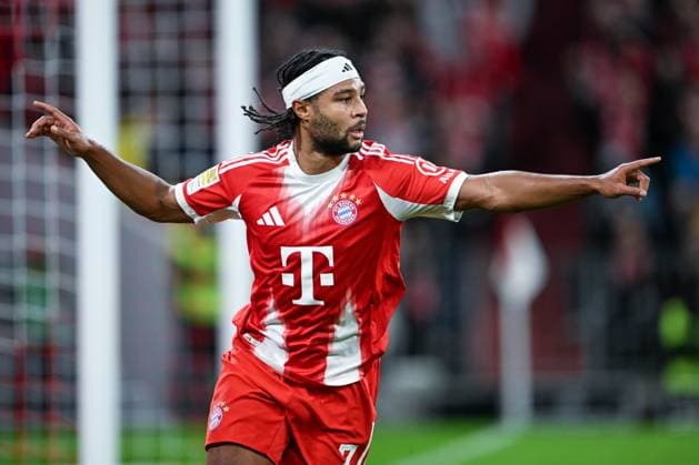 1 Liga 25 26 1 BL 25 26 FC Bayern München Bayer 04 Leverkusen on 01 11 2025 at the Allianz Arena in Munich Cheering, goal celebration, goal scorer, goal scorer Serge Gnabry Bayern Muenchen cheers after his goal for 1 0 MT