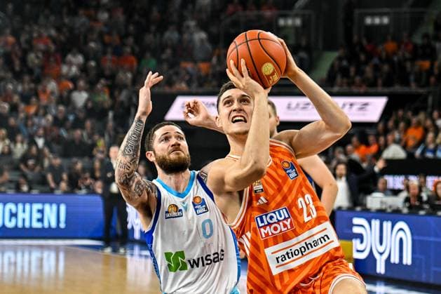 GER, BBL, ratiopharm Ulm vs Skyliners Frankfurt 01 11 2025, ratiopharm arena, Neu Ulm, GER, BBL, ratiopharm Ulm vs Skyliners Frankfurt, pictured Logan Johnson Fraport, 0 , Diego Garavaglia Ulm, 23 nordphotoxGmbHx xHafner nph00200