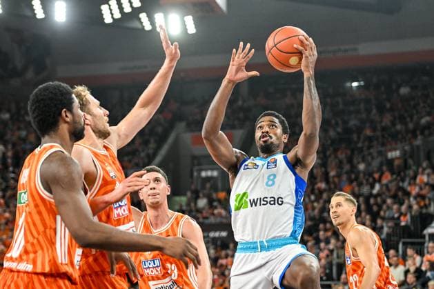GER, BBL, ratiopharm Ulm vs Skyliners Frankfurt 01 11 2025, ratiopharm arena, Neu Ulm, GER, BBL, ratiopharm Ulm vs Skyliners Frankfurt, in the picture William Christmas Fraport, 8 is unstoppable by 3 opponents nordphotoxGmbHx xHafner nph00200