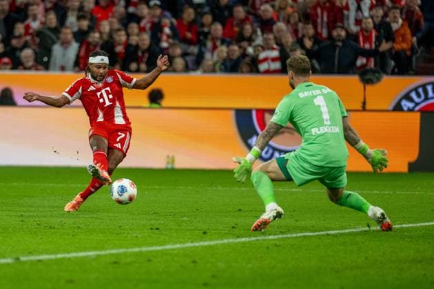 Goal for 1 0 by Serge Gnabry FC Bayern Muenchen, 07 , GER, FC Bayern Muenchen vs Bayer 04 Leverkusen, Football, Bundesliga, 09 Matchday, Season 2025 2026, 01 11 2025, DFL DFB REGULATES PROHIBIT ANY USE OF PHOTOGRAPHS AS IMAGE SEQUENCES AND OR QUASI VIDEO, GER, FC Bayern Muenchen vs Bayer 04 Leverkusen, Football, Bundesliga, 09 Matchday, Season 2025 2026, 01 11 2025 Muenchen Copyright: xEibner-Pressefotox EP_EER