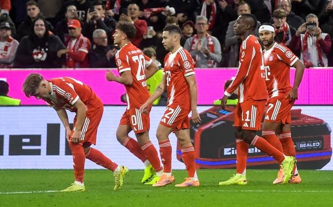 01 11 2025, xemx, Fussball 1 Bundesliga, FC Bayern Muenchen Bayer 04 Leverkusen v l Serge Gnabry FC Bayern Muenchen Jubel, Torjubel, celebrate the goal, jubiliert über das Tor zum 1 0 DFL DFB REGULATIONS PROHIBIT ANY USE OF PHOTOGRAPHS as IMAGE SEQUENCES and or QUASI VIDEO Muenchen