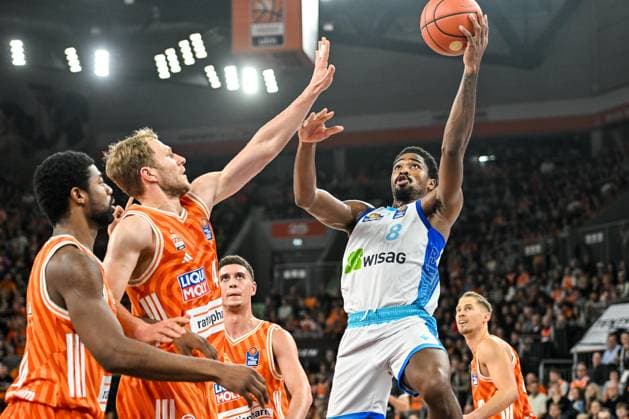 GER, BBL, ratiopharm Ulm vs Skyliners Frankfurt 01 11 2025, ratiopharm arena, Neu Ulm, GER, BBL, ratiopharm Ulm vs Skyliners Frankfurt, in the picture William Christmas Fraport, 8 is unstoppable by 3 opponents nordphotoxGmbHx xHafner nph00200
