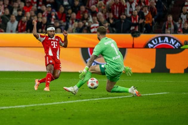 Goal for 1 0 by Serge Gnabry FC Bayern Muenchen, 07 , GER, FC Bayern Muenchen vs Bayer 04 Leverkusen, Football, Bundesliga, 09 Matchday, Season 2025 2026, 01 11 2025, DFL DFB REGULATES PROHIBIT ANY USE OF PHOTOGRAPHS AS IMAGE SEQUENCES AND OR QUASI VIDEO, GER, FC Bayern Muenchen vs Bayer 04 Leverkusen, Football, Bundesliga, 09 Matchday, Season 2025 2026, 01 11 2025 Muenchen Copyright: xEibner-Pressefotox EP_EER
