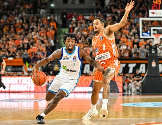 GER, BBL, ratiopharm Ulm vs Skyliners Frankfurt 01 11 2025, ratiopharm arena, Neu Ulm, GER, BBL, ratiopharm Ulm vs Skyliners Frankfurt, in the picture Isaiah Swope Fraport, 1 , Nelson Weidemann Ulm, 0 nordphotoxGmbHx xHafner nph00200