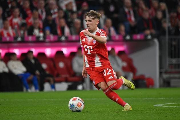 01 11 2025, xjrdrx, Soccer 1 Bundesliga, FC Bayern Muenchen Bayer 04 Leverkusen v l Lennart Karl FC Bayern Muenchen DFL DFB REGULATIONS PROHIBIT ANY USE OF PHOTOGRAPHS as IMAGE SEQUENCES and or QUASI VIDEO Muenchen