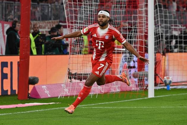 01 11 2025, xjrdrx, Fußball 1 Bundesliga, FC Bayern Muenchen Bayer 04 Leverkusen v l Torjubel nach dem Tor zum celebrating the goal celebrate 1 0 durch Serge Gnabry FC Bayern Muenchen DFL DFB REGULATIONS PROHIBIT ANY USE OF PHOTOGRAPHS as IMAGE SEQUENCES and or QUASI VIDEO Muenchen