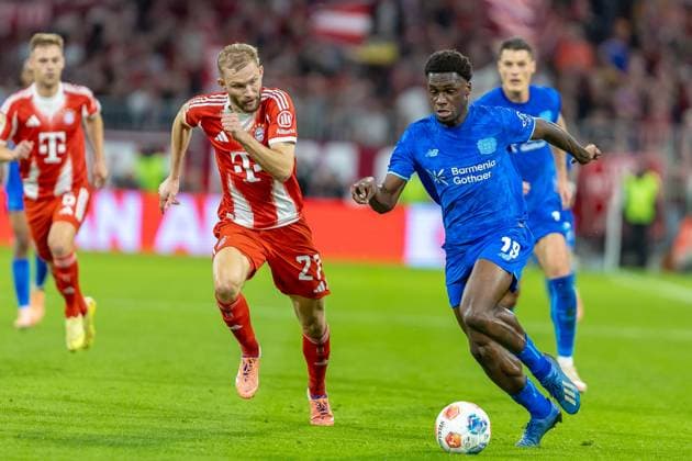 Running duel between Konrad Laimer FC Bayern Muenchen, 27 Ernest Poku Bayer 04 Leverkusen, 19 , GER, FC Bayern Muenchen vs Bayer 04 Leverkusen, Football, Bundesliga, 09 Matchday, Season 2025 2026, 01 11 2025, DFL DFB REGULATES PROHIBIT ANY USE OF PHOTOGRAPHS AS IMAGE SEQUENCES AND OR QUASI VIDEO, GER, FC Bayern Muenchen vs Bayer 04 Leverkusen, Football, Bundesliga, 09 Matchday, Season 2025 2026, 01 11 2025 Muenchen Copyright: xEibner-Pressefoto JanixPlessx EP_JPL
